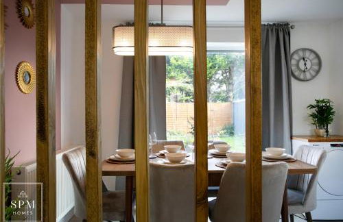 Large 4 Bed House - Long Stays Welcome - Smart TVs in Each Bedroom - Parking - Wifi - Foto 20