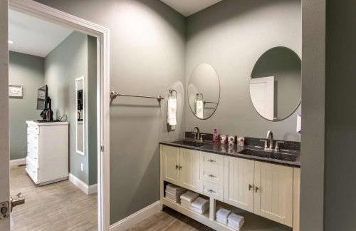 3BR House By Lake with BBQ Fire Pit & EV Charger - Foto 27