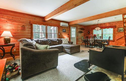 1 Mi to Rangeley Lake Cabin with Wraparound Deck! - Foto 6