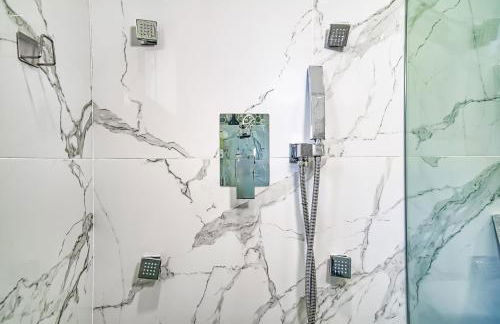 Luxury Tropical Living , 4BR w Backyard Pool Oasis - Foto 29