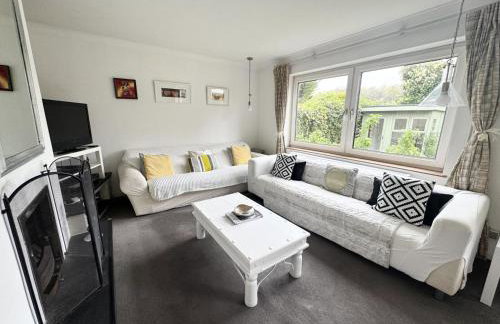 3 Bed with parking, ideal for families - Photo 2