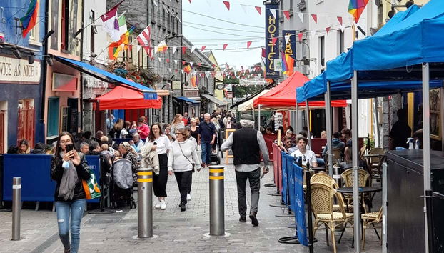 Una bulliciosa calle de Galway
