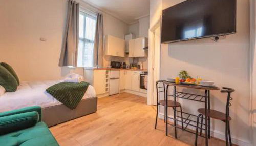 Stylish Studio in Central Wolverhampton - Pass the Keys - Photo 5, stove, Other