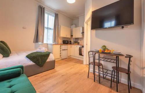 Stylish Studio in Central Wolverhampton - Pass the Keys - Photo 5