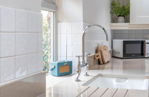 Charlotte's Cottage, a Charming Cotswolds Getaway - Photo 16