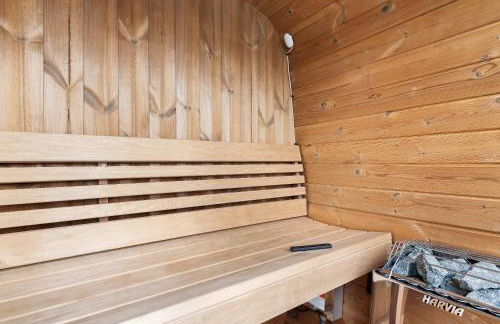 Luxe 4BR Waterfront w Htd Pool 5min to Beach - Foto 109