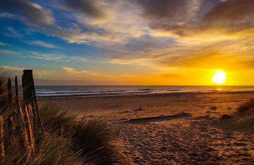 169 - Two bed Chalet on Sunbeach Holiday Park - Sleeps 5, pet friendly, FREE pool and entertainment passes included - plus WiFi, bed linen and towels included 300m from the beach! - Foto 32