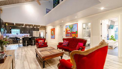 Artistic Retreat, King Suite with Private Balcony! - Foto 3