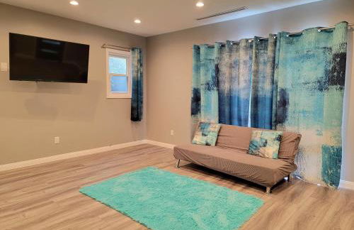 Spacious 3 bedroom unit with backyard and parking just 10 minutes from Rodeo Dr and attractions! - Photo 10