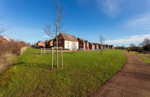 Stunning Detached House with Driveway Parking, Office Room, Self-Check-In, Fast WiFi and Smart TV with Sky and Netflix by Yoko Property - Photo 47