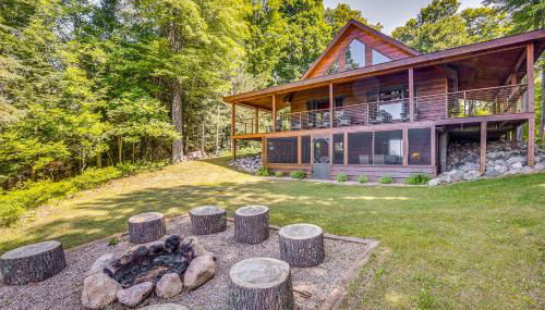 Lakefront Townsend Cabin with Fire Pit, Private Dock - Foto 1