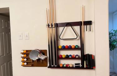 5BR 3BTH House, Steps to Bars, Dining, NYC Access with GameRm, Backyard with BBQ and Parking - Foto 10