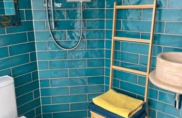 The Salty Bee - Photo 4