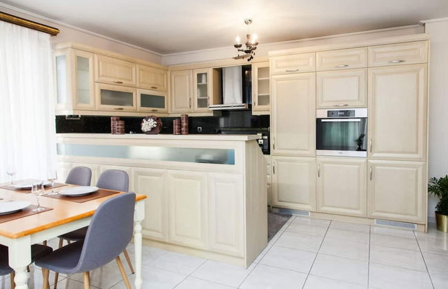 Elegant & Spacious Apt. with Sea View - Photo 14