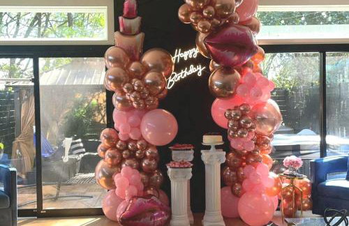 Black House - Downtown Elegance with HotTub and King Beds - Photo 46