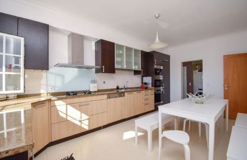 Spacious 4-Bedroom Villa with Private Heated Pool in Quinta da Beloura Sintra Ideal for Families & Long Stays - Foto 17