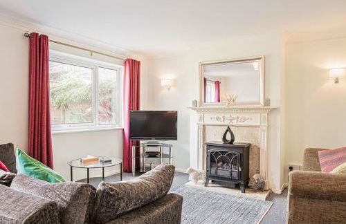 Central 2 Bed House w/ Garden and Free Parking! - Photo 12