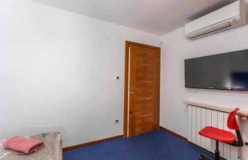 Villa With Pool, Jacuzzi, Sauna, Fitness, Playground & Wine Cellar - Photo 40