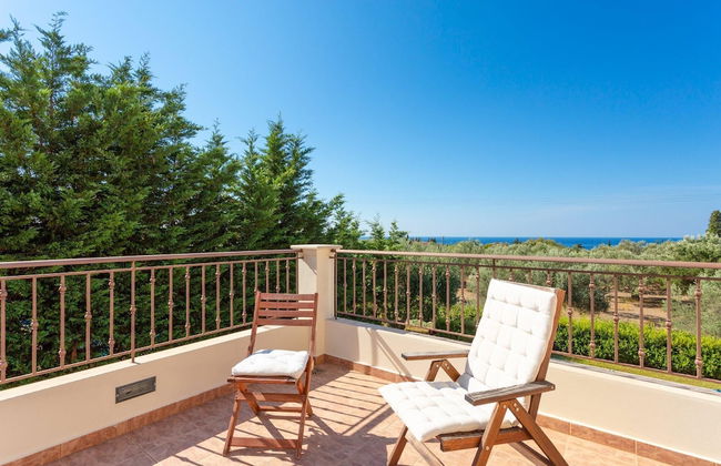 Villa Eufrosini Large Private Pool Walk to Beach Sea Views A C Wifi Car Not Required - 2301 - Foto 16