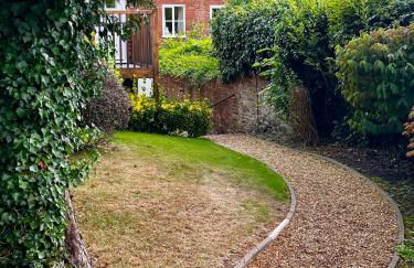 Flower Cottage by Ludlow Castle with Onsite Parking - Photo 42