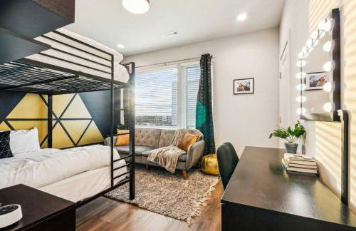 Private Home with Rooftop Game Room near Downtown - Foto 32