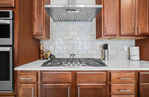 Rooftop Sunset Escape BBQ & Billiards Sleeps 8 - Foto 33