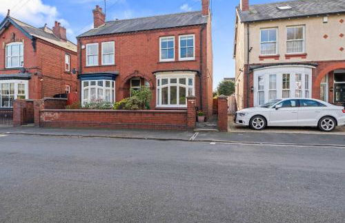 Charming and Spacious Home in Cradley Heath by 53 Degrees Property Sleeps 8 - Foto 32