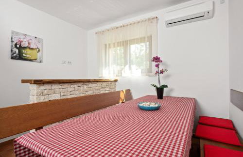 Holiday Home Mla i - Three Bedroom Holiday Home with Pool - Photo 6