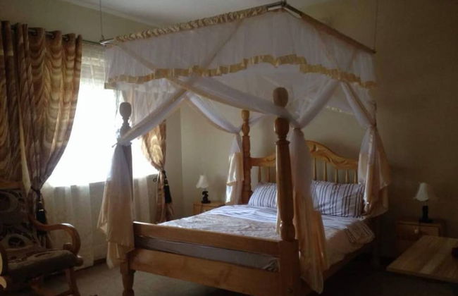 Captivating 3-bed Villa - Photo 3