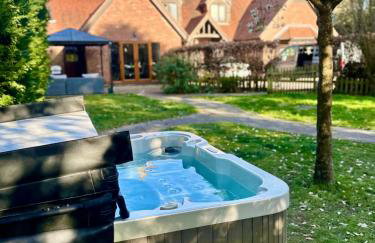 Serene Retreat - Hot Tub - Pool Table - Close to New Forest and Bournemouth Beach - Sleeps 12 - Foto 3