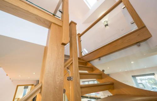 Modern 4-Bed Home Spacious & Comfortable - Pass the Keys - Foto 20