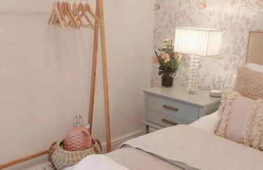 South Coast New Forest Holiday Home-4 Bed-Sleeps 8-Spacious-Parking-EV Dock-Large Garden-Playground-Great for Families-Groups-Professionals - Foto 27