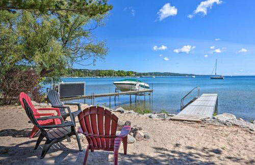 half Mi to Dtwn! Suttons Bay Cottage with Fire Pit - Foto 21