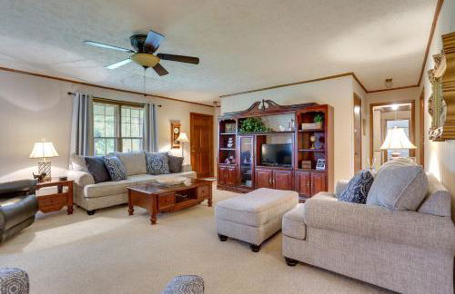 Cozy Georgia Getaway with Deck, Grill and Fire Pit! - Foto 1