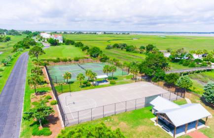 NEW LISTING! Centrally Located with Pool and Beach Views - Foto 25