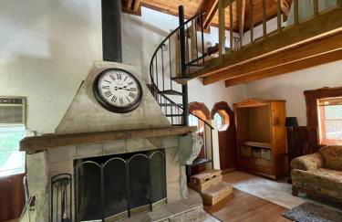 Rustic Mountaintop Cabin on small farm with WiFi - Foto 1