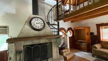 Rustic Mountaintop Cabin on small farm with WiFi - Foto 1