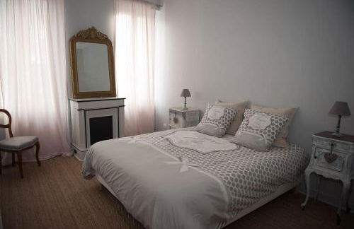 Bel appartement en pierre de 100 m2 avec cour. - Foto 27