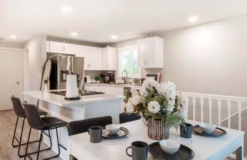 Chic 3BR 2BA Duplex w Serene View BBQ near airport - Foto 10