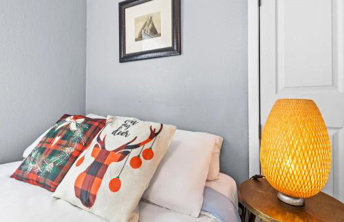 Authentic ATX Gem with Cowboy Pool, Vibe with Downtown & Local Eateries - Foto 17