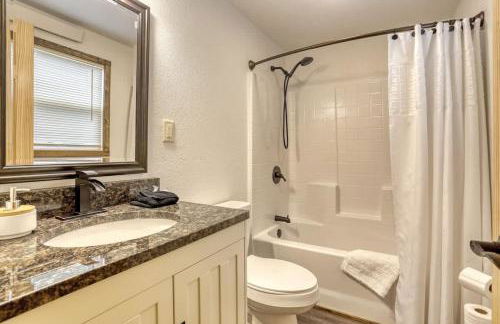 Cozy Creekside Retreat - Foto 9