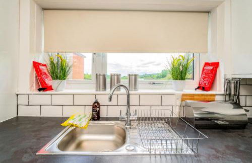 Sleek and Stylish 3 Bed in Greenock - Sleeps 8 - Photo 24