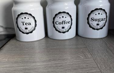 Elegant 3-bed apartment with FREE onsite PARKING in Enfield - Out door Patio - Big savings on Longer Stays - Photo 36