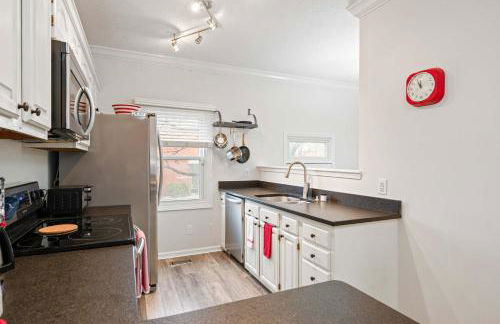 Mass Ave Gem and steps away from Yoga Studio - Foto 8