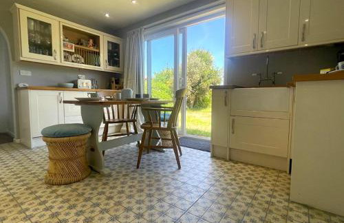 Baywatch Mawgan Porth Spacious Home sleeps 9, Games room, Parking & Garden - Foto 38