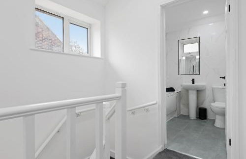 3Bed House-Free Parking - Foto 24