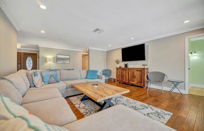 The Crown House 4b Pool Home 6 Mins to IR Beach - Photo 12