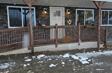 King Bed Outdoor Fireplace Seconds From Highway - Foto 14