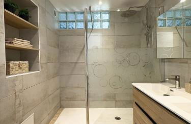 Comfortable and bright renovated 4-room apartment 5' downtown - Photo 16