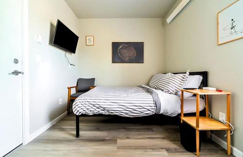 Cozy Micro Suite Unit 12 Sleeps 2 Minutes to Downtown - Foto 16